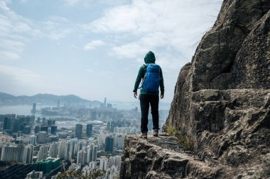 Turistler Hong Kong 'daki dağ yamacındaki manzaranın tadını çıkarıyorlar.
