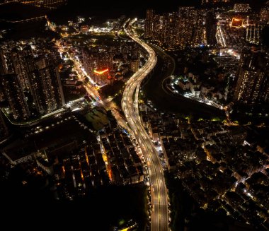 Shenzhen, Çin - 19 Haziran 2022: Çin 'in Şenzen şehrinde kesişen üst geçitli şehir binalarının havadan görünüşü