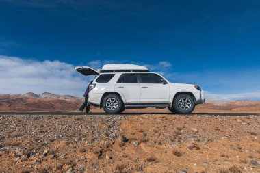 Yüksek irtifa dağlarındaki OFFROAD arabası, Tibet, Çin