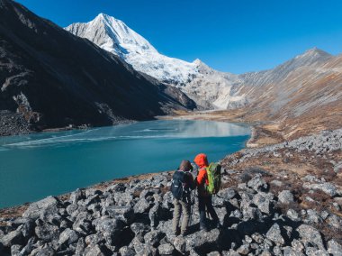 Sırt çantalı yürüyüşçüler yüksek irtifada insansız hava aracıyla selfie çekiyorlar.