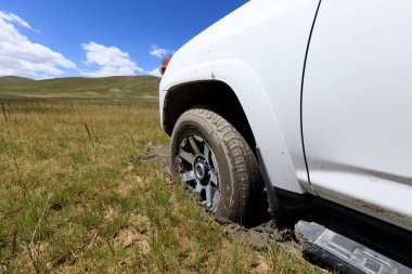 Offroad arabası çamura saplandı.