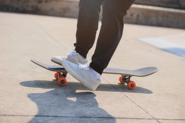 Şehirde kaykay kaykay