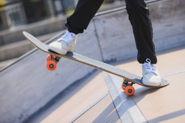 Şehirde kaykay kaykay