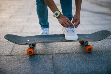 Modern şehirde kaykaycı.