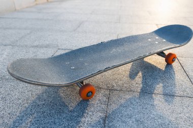 Kaykay parka gitmeye hazır.