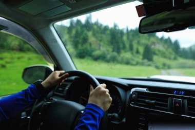 Yaz ormanı dağlarında off-road araba sürmek