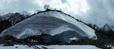 Tibet, Çin 'de büyük bir buzulun ve mavi gökyüzünün manzarası