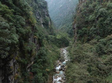 Tibet, Çin 'deki nehir ve vadi dağ manzarası