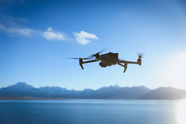 Mavi gökyüzünün altında uçan İHA