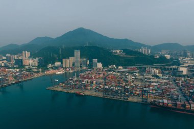 Shenzhen, Çin - 29 Haziran 2022: Çin 'in Shenzhen kentindeki Yantian uluslararası konteyner terminaline giden geminin havadan görünüşü