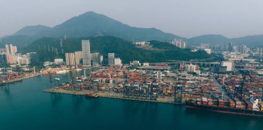 Shenzhen, Çin - 29 Haziran 2022: Çin 'in Shenzhen kentindeki Yantian uluslararası konteyner terminaline giden geminin havadan görünüşü
