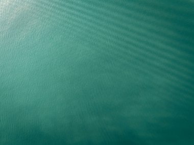 Güneş doğarken deniz yüzeyinin havadan görünüşü