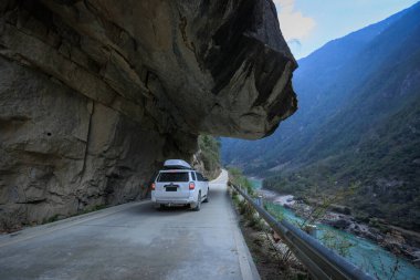 Tibet, Çin - 15 Mart 2022: Tibet, Çin 'de yüksek irtifa kanyonunda off-road araba sürmek