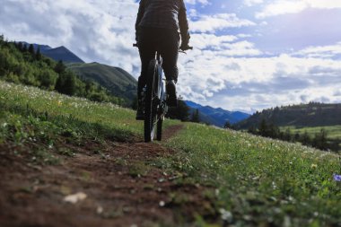 Çayırlık orman dağlarında dağ bisikleti sürmek