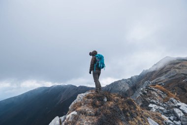 Başarılı kadın yürüyüşçü Tibet 'te dağın zirvesine tırmanıyor.