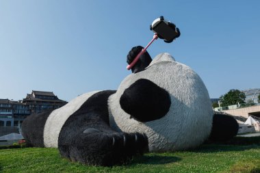 Dujiangyan, Çin: 12 Haziran 2025: Selfie alan panda 'nın devasa heykeli popülaritesini artırıyor veya 