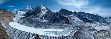 Güzel yüksek irtifa buzulu ve kar kaplı dağ Tibet, Çin 'de donmuş göl.