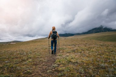 Sırt çantaları yüksek rakım dağlarının tepesinde