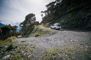 Yükseklerdeki dağlarda off-road araba sürüyorum.