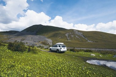 Sichuan, Çin - 10 Temmuz 2023, Toyota 'yı yüksek irtifa dağlarında yoldan çıkarmak