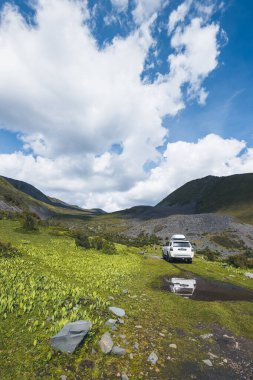 Sichuan, Çin - 10 Temmuz 2023, Toyota 'yı yüksek irtifa dağlarında yoldan çıkarmak