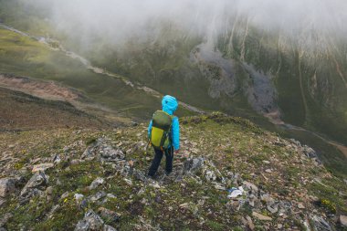 Dağın tepesinde gezen kadın.