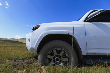 Yol arabası çamura saplandı.