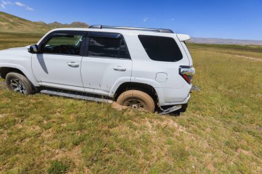 Yol arabası çamura saplandı.