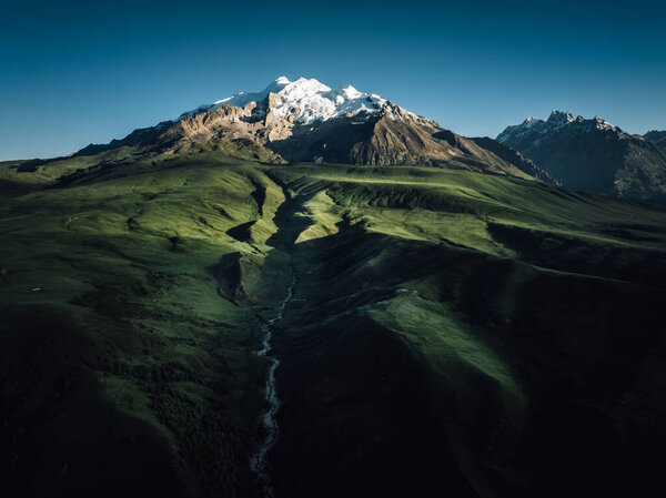 Вид с воздуха на красивые высокогорные снежные шапки и ландшафт лесных лугов в Китае