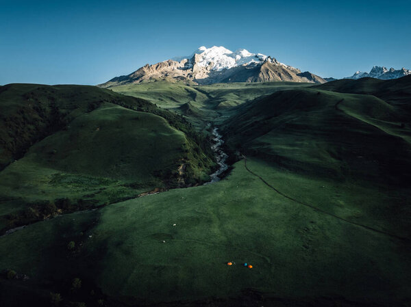 Вид с воздуха на красивые высокогорные снежные шапки и ландшафт лесных лугов в Китае
