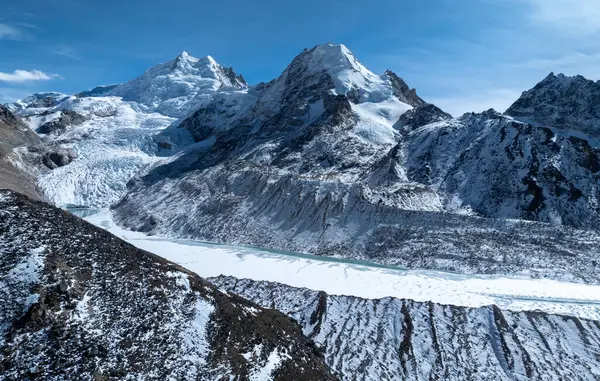 Güzel yüksek irtifa buzulu ve kar kaplı dağ Tibet, Çin 'de donmuş göl.
