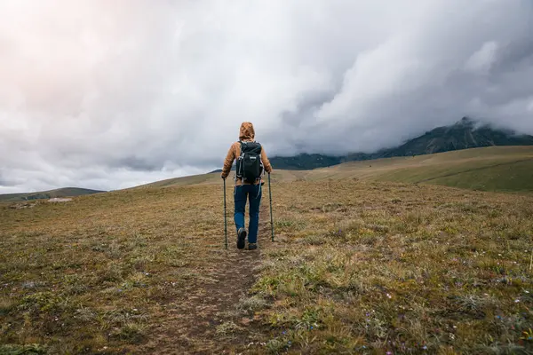Sırt çantaları yüksek rakım dağlarının tepesinde