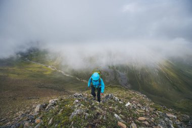 Dağın tepesinde gezen kadın.