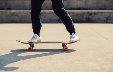 Şehirde kaykay kaykay