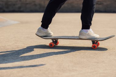 Şehirde kaykay kaykay