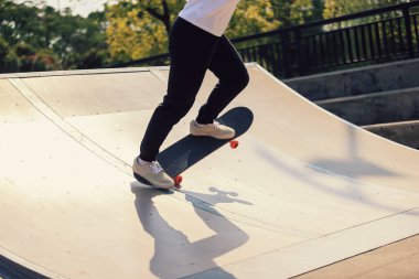 Şehirde kaykay kaykay