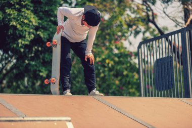 Şehirde kaykay kaykay