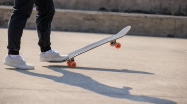 Şehirde kaykay kaykay