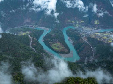 Çin 'in Yunnan eyaletindeki Nujiang nehrinin ilk körfezi