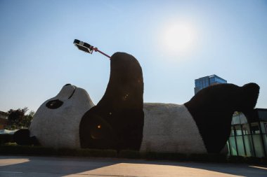 Dujiangyan, Çin: 12 Haziran 2025: Selfie alan panda 'nın devasa heykeli popülaritesini artırıyor veya 
