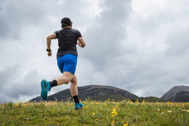 Yüksek rakımlı çayırlarda koşan bir patika koşucusu