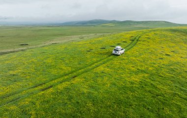 Sichuan, Çin - 13 Haziran 2023, Toyota 'yı yüksek irtifada otlaklar üzerinde yoldan çıkarmak