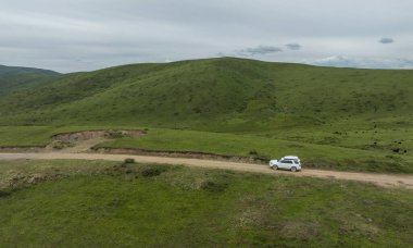 Yüksek rakımlı dağ yolunda araba yolculuğu, Çin