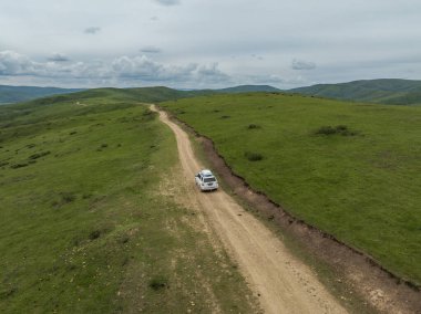 Yüksek rakımlı dağ yolunda araba yolculuğu, Çin