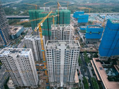 Çin 'in Chengdu şehrindeki modern ofis binalarının hava manzarası.