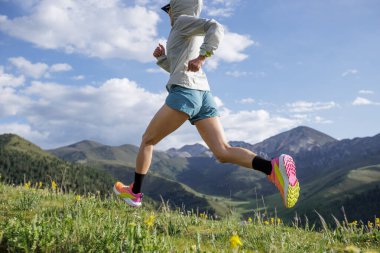 Trail runner yüksek rakımlı çayırlarda çalışan spor saatini ayarladı