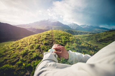 Trail runner yüksek rakımlı çayırlarda çalışan spor saatini ayarladı