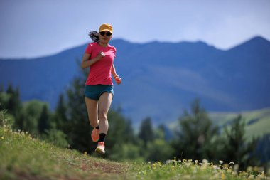 Yüksek rakımlı çayırlarda koşan bir patika koşucusu