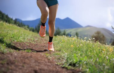 Yüksek rakımlı çayırlarda koşan bir patika koşucusu