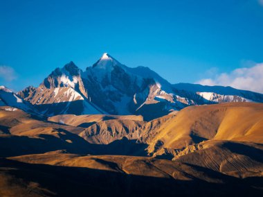 Güzel yüksek irtifa manzarası. Karla kaplı dağlar ve kışın çayır manzarası, Çin.